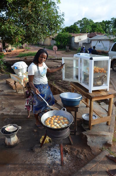 Vendeuse de beignets de niébé (Atta) - Ouida, Bénin © T. Ferré